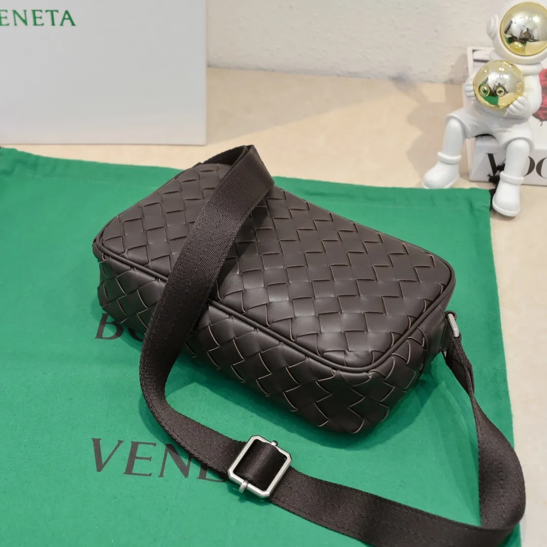Batch 1480 BV lntrecciato woven leather crossbody bag. The zipper opens and closes, and the space is too large. It meets the daily needs of going out on the street. There are no problems with mobile phones 📱 wallets 👛 power bank 🔋. The weaving process is used, and the texture of the upper body 🔝 is very high-end. Style number: 7100 Size: 25*7.5